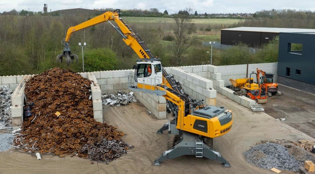 MATERIAL AND WASTE HANDLER 360 DEGREES WITH ADJUSTABLE HEIGHT CAB
